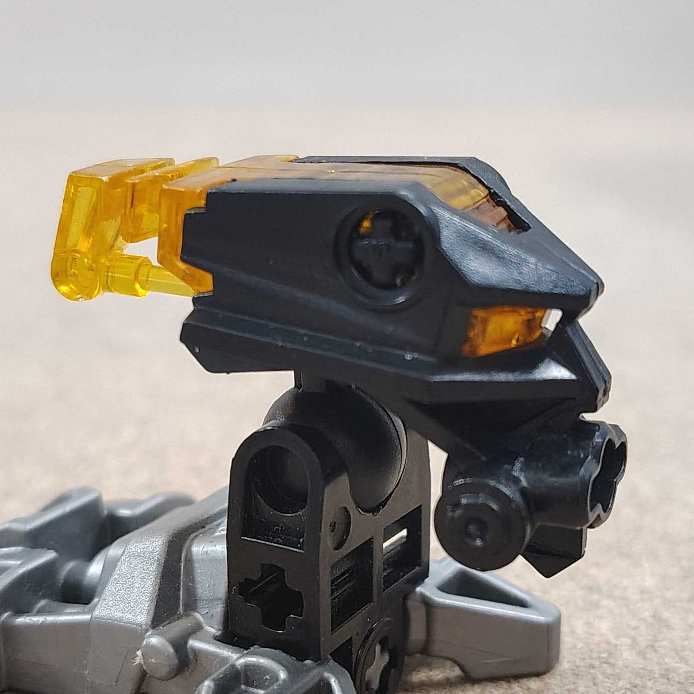 Black Metru Head with Trans Yellow Eyestalk (1x)