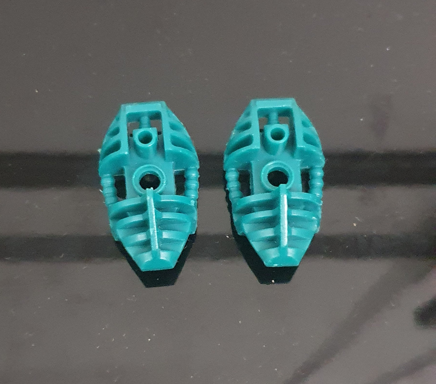 Knockoff Dark Turquoise, Piraka Thigh Armor (1x)