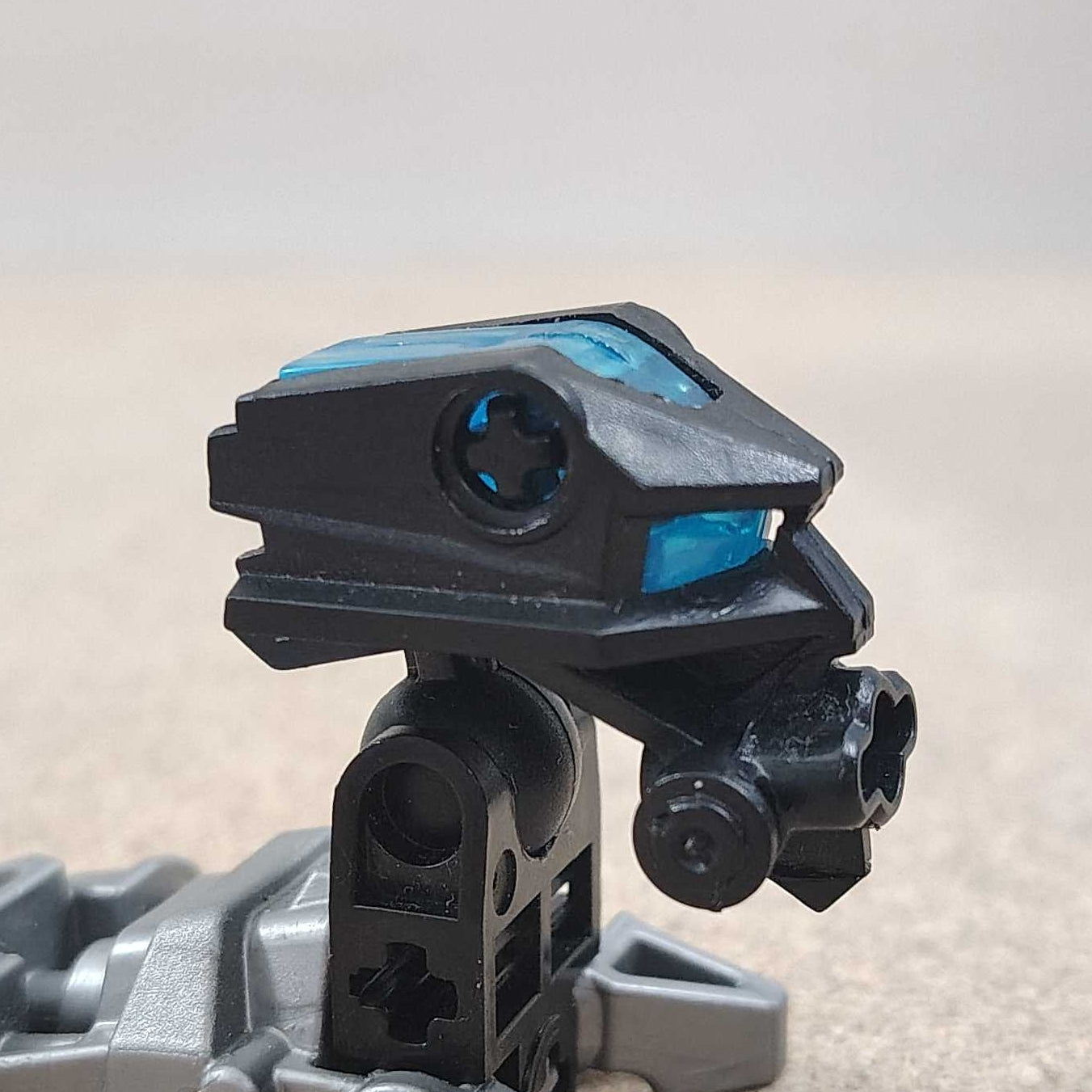 Black Metru Head with Trans Medium Blue Short Eyestalk (1x)